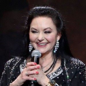 Crystal Gayle | biog.com